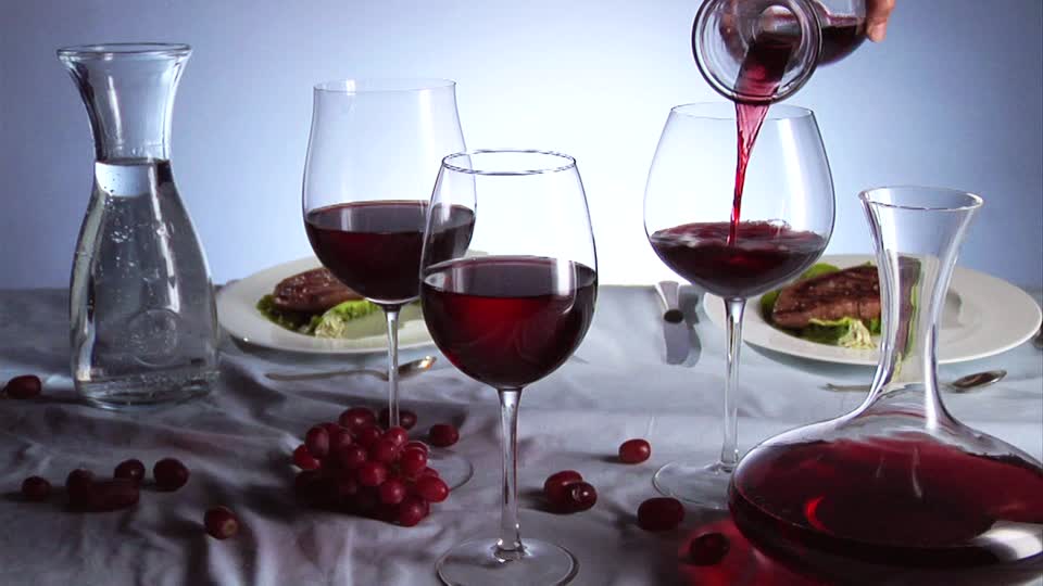 520544650-copa-de-vino-tinto-cubierto-mesa-vaso-vino-tinto
